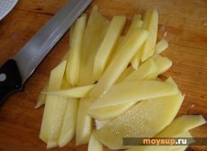Картофель режем брусочками
