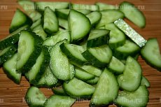 Салат греческий Огурцы разрезать пополам и нарезать ломтиками (можно огурцы очистить от кожицы).