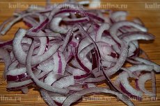 Салат греческий Репчатый лук нарезать соломкой.