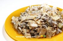 Салат с блинчиками и грибами