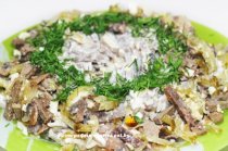 Салат с печенкой и грибами