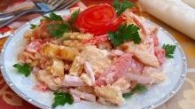Салат с ветчиной, сухариками и помидорами