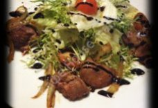 Салат с теплой куриной печенью