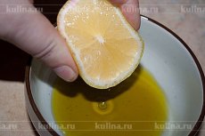 Салат греческий В миску налить оливковое масло. Добавить сок лимона.