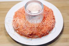 Вторые слоем выложить отварную тертую морковь с майонезом
