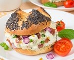 Яичный салат с беконом в булочке Яичный салат с беконом в булочке
