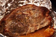 Запекаем вкусно мясо в фольге: советы, хитрости и рецепты приготовления